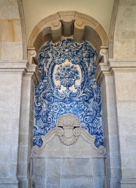 Tile work outside the Porto Cathedral