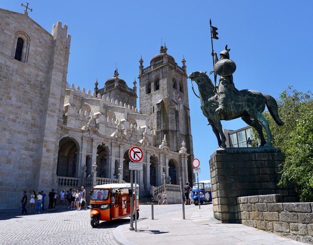 Walking up to the Porto Cathedral