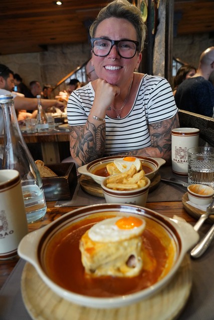 A patient lady and her Francesinha