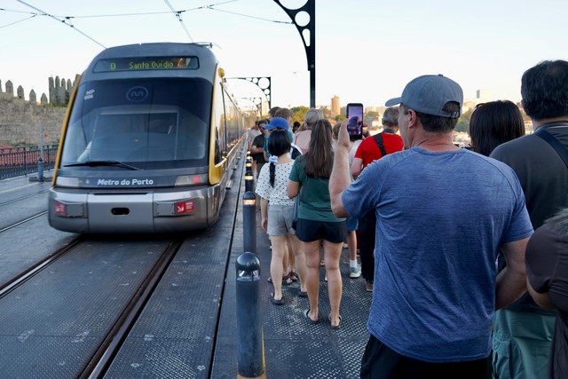 Pedestrians and light rails share the bridge