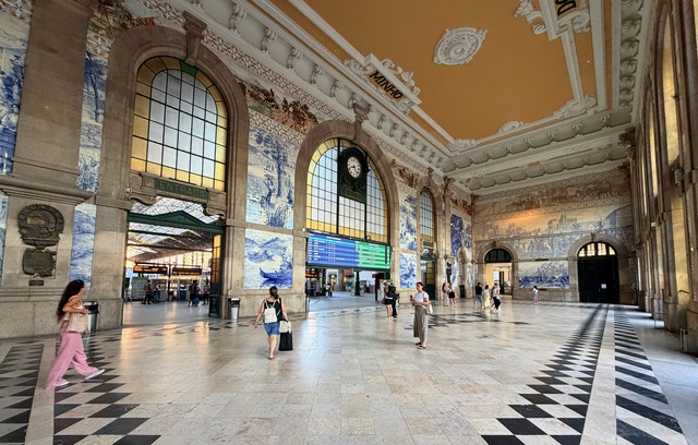 São Bento Station is wild.