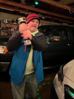 Kelly tries out the shake weight