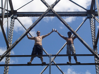 frame - Beer cheers on the bridge