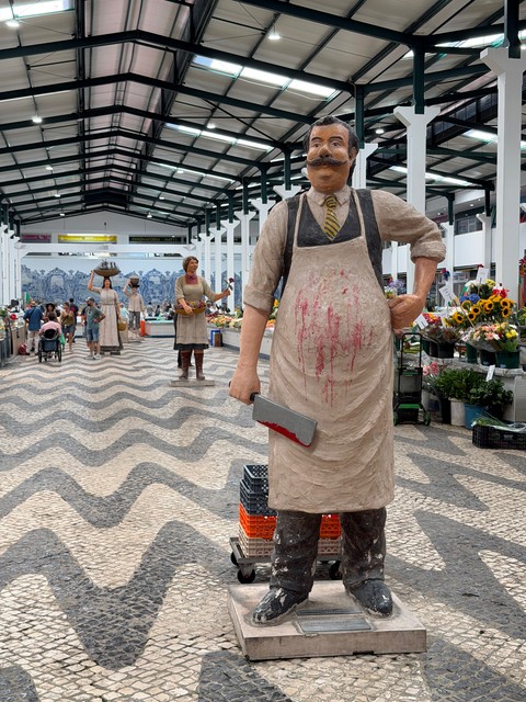 Looking for some lunch in this big ol market in Setúbal