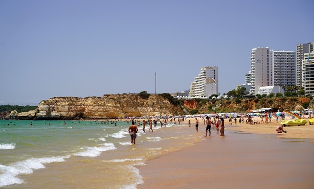 The beach at Portimão is huge. and pretty.