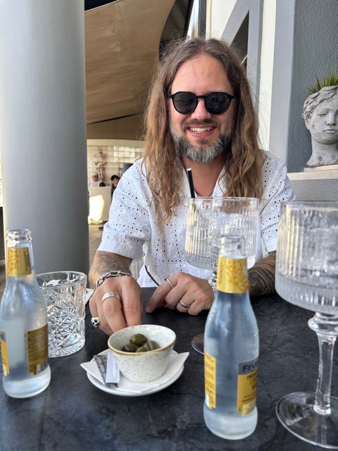 They had Tanqueray on the menu so we asked for it, as a martini with olives... they did not get the memo. Gin on ice, a bowl of olives with pits, and bottles of tonic.