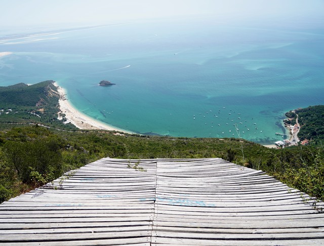This paragliding launch pad is so sketchy
