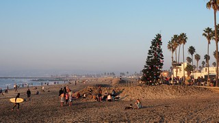 Ocean Beach peoples and a Christmas tree