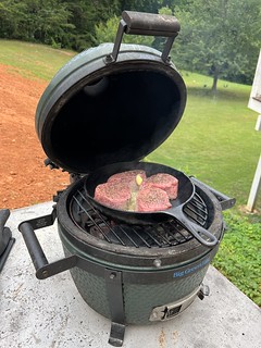 Cooking - Green egg + cast iron steaks