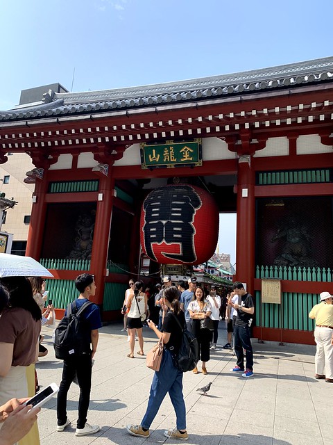 Kaminarimon gate lantern