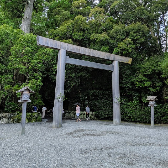 Entering the Ise grand shrines