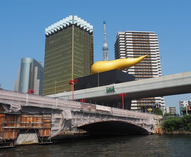 Boating past the golden turd @ Asahi HQ
