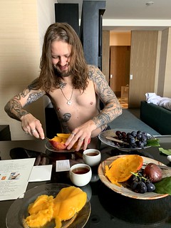 Food - Cuttin up some mangos for brekki