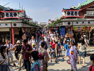 Kaminarimon gate shopping