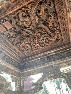 A crazy carving in the ceiling of the incense spot