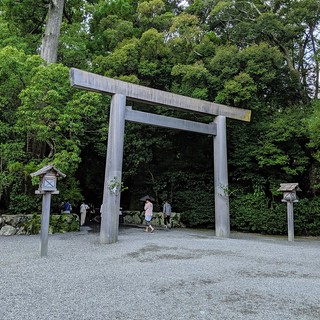 Entering the Ise grand shrines