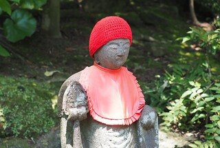 This lil statue had a very nice hat and bib