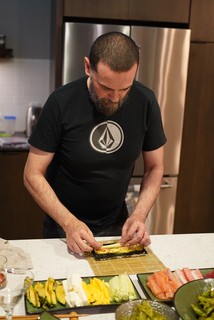 Sushi - Maurizio makes his first roll