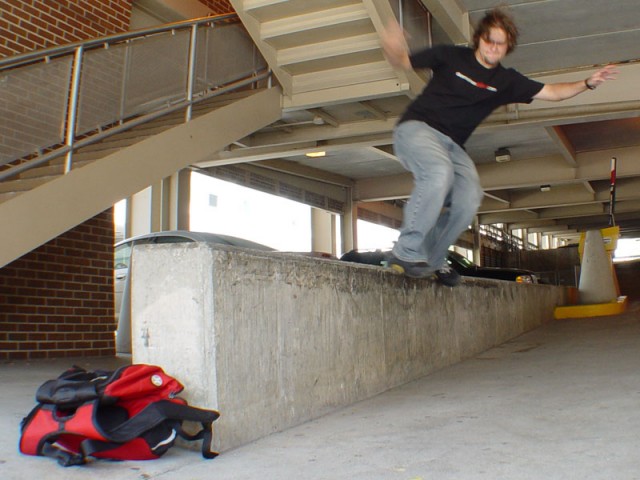 Backside farfegnugen on a ledge downtown