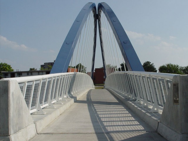 One of the new Des Moines pedestrian bridges over i-235