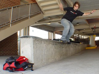 Backside farfegnugen on a ledge downtown