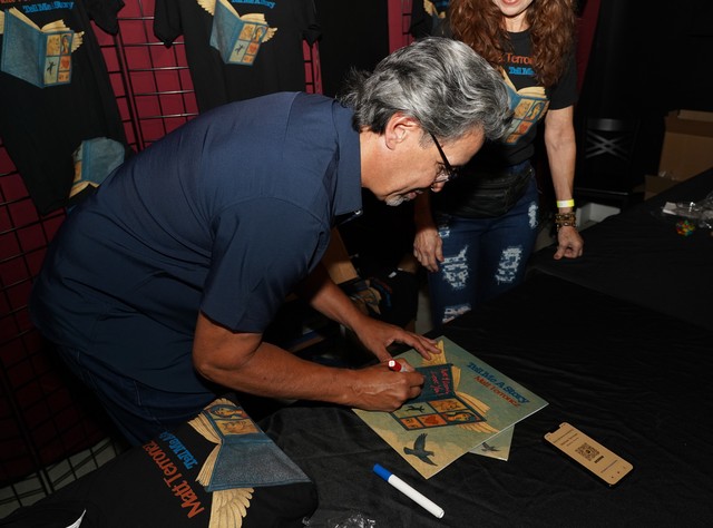 Signing albums