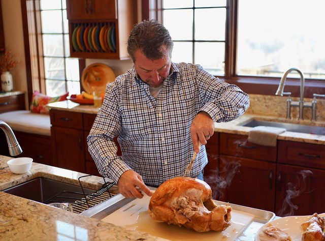 Carvin that turkey