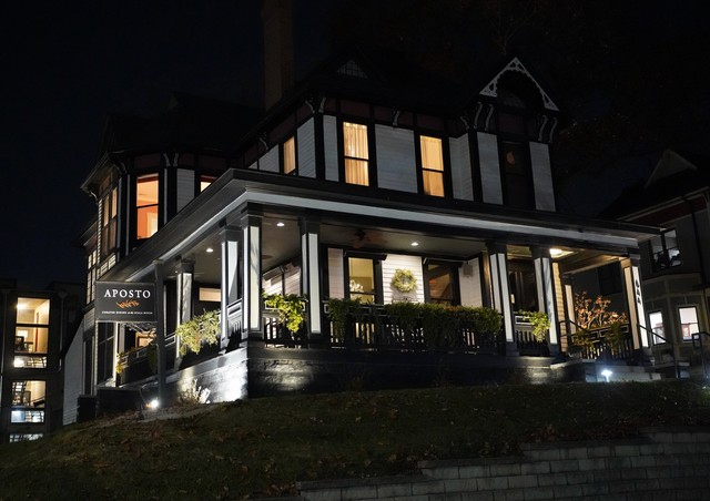 Bout to eat in this old house