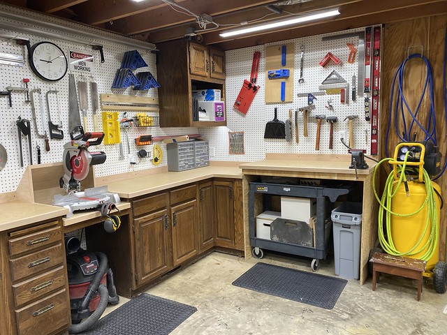 Miter station, resurfaced benchtops, finally mounted my vise.