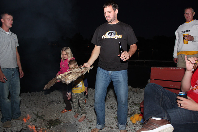 Kids puttin logs on the fire